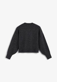 Suéter gris oscuro recortado hecho de una tela suave, con puños y dobladillo acanalados, que presenta un cuello redondo y hombros caídos.