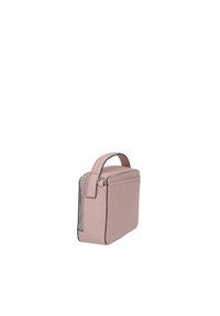 Borsa a tracolla rosa di forma rettangolare, con manico superiore e tasca con zip frontale. Texture liscia con dettagli in nero.