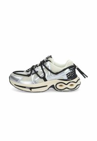 Chaussure de sport argentée et noire avec une tige en maille, des accents texturés et un design de semelle courbée distinctif. Équipée de lacets plats et de marquage.