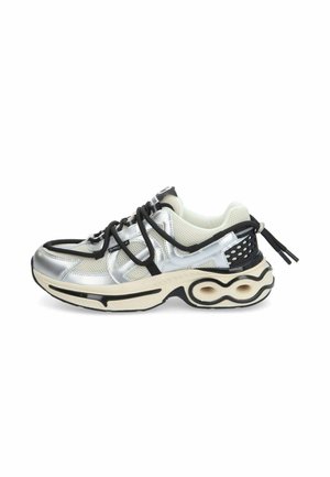 Scarpa sportiva argento e nera con parte superiore in rete, dettagli testurizzati e un design della suola curvato distintivo. Presenta lacci piatti e logo.