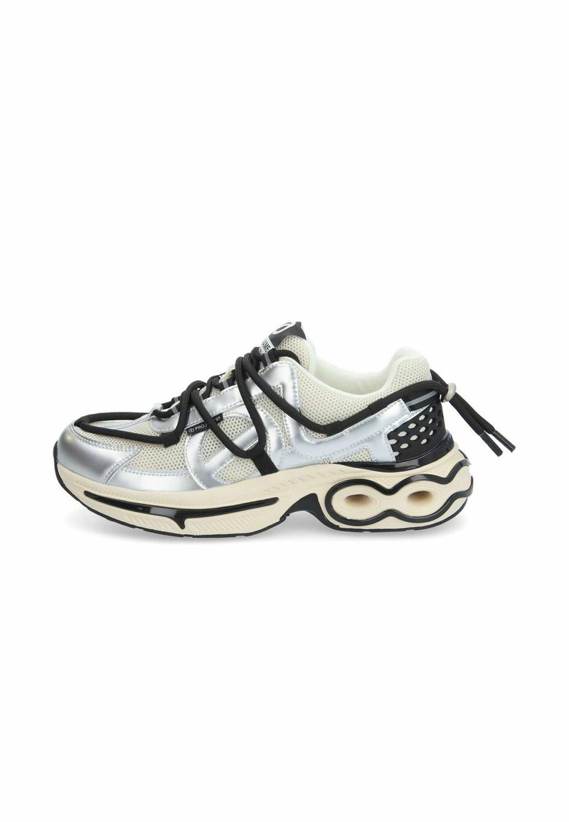 Chaussure de sport argentée et noire avec une tige en maille, des accents texturés et un design de semelle courbée distinctif. Équipée de lacets plats et de marquage.