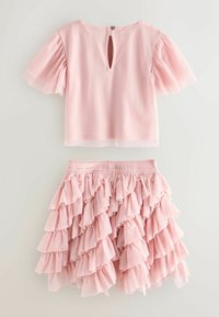 Rosa Oberteil mit gerafften Chiffonärmeln und Schlitz am Rücken; passender, geraffter Rock mit elastischem Bund, bestehend aus mehreren Lagen weichen Stoffs.