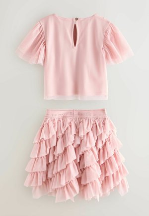 Pink top med flæseærmer i chiffon og nøglehul i ryggen; matchende flæset nederdel med elastik i taljen, der har lag af blødt stof.