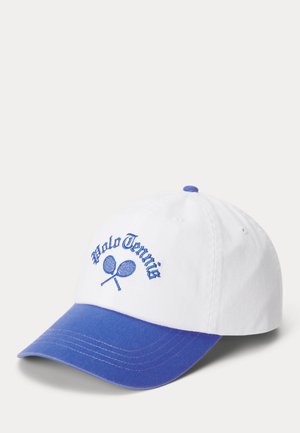 Casquette de baseball blanche avec visière et bouton supérieur bleus, comportant un texte brodé bleu "Polo Tennis" et des raquettes de tennis croisées à l'avant.