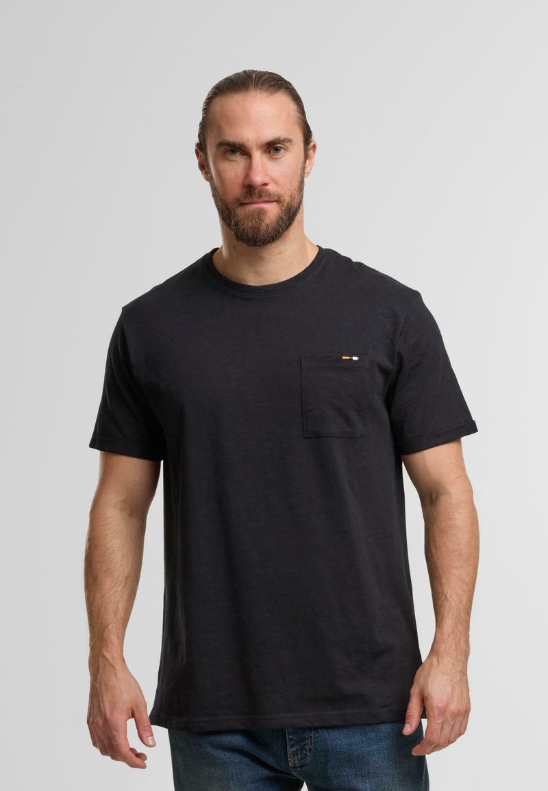 T-shirt nera a maniche corte in cotone con taschino sul petto, arricchita da dettagli arancioni e blu. Design semplice e vestibilità rilassata.
