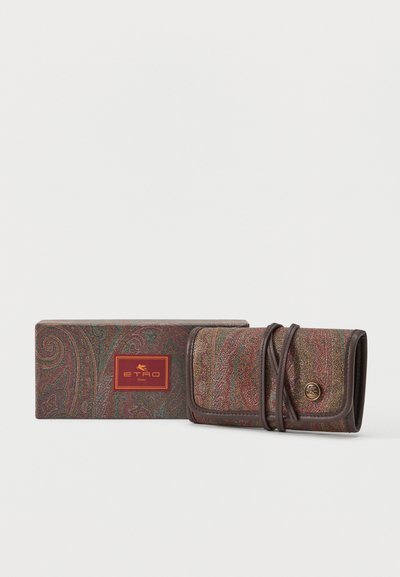 Portefeuille en tissu à motif cachemire avec bordure marron, cordon enveloppant et emblème en métal à côté d'une boîte assortie avec le logo ETRO rouge.