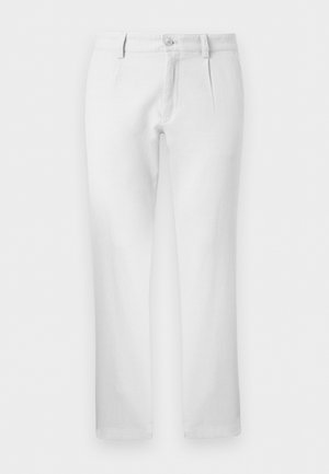 Pantalon blanc droit avec passants pour ceinture, fermeture par bouton et plis avant sur fond uni.