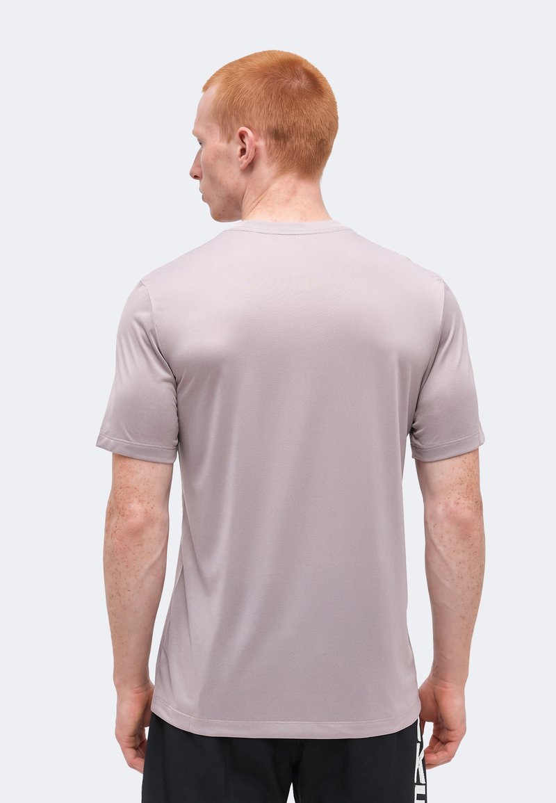 Nike Performance TEE RESET - Sportovní tričko - light violet ore/black