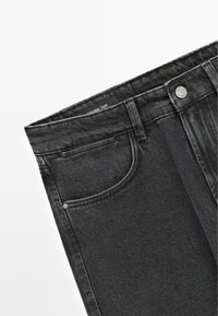 Czerny dżinsy o lekko teksturowanym wykończeniu, z przednią kieszenią, zapięciem na guzik oraz metką z napisem "Massimo Dutti".