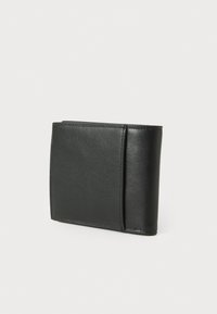 Portefeuille en cuir noir avec une texture lisse, de forme rectangulaire compacte et une fente sur le côté pour les cartes. Design minimaliste, sans matériel visible.