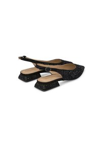 Scarpe slingback nere con tomaia testurizzata, punta affusolata e tacco quadrato. Presentano una cinghia regolabile con una fibbia circolare.