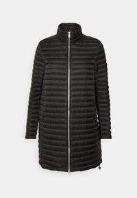 Vadderad svart jacka med kviltat mönster, hög krage, framdragkedja och dragsko nertill. Långa ärmar med elastiska muddar.