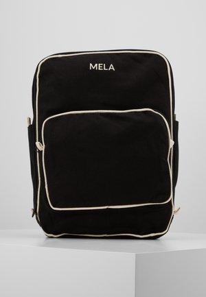 Μαύρος καμβάς σακίδιο πλάτης με λευκές ραφές, μπροστινή τσέπη με φερμουάρ και κεντημένο λογότυπο "MELA" στην κορυφή. Σχεδιασμένο με διπλές πλαϊνές τσέπες.