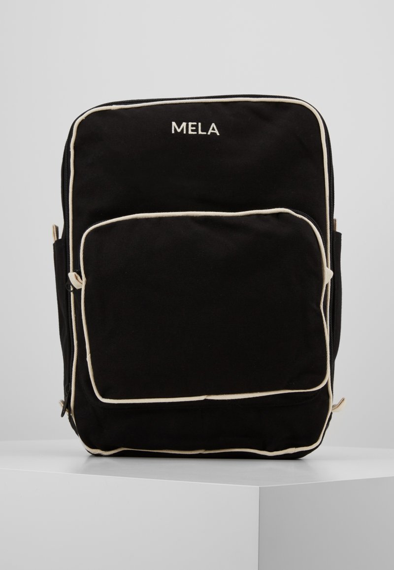 Mochila de lona preta com detalhes em branco, bolso frontal com fecho e logótipo "MELA" bordado na parte superior. Projetada com dois bolsos laterais.