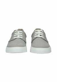 Světle šedé plátěné boty s kulatou špičkou, bílou gumovou podrážkou a bílými tkaničkami. Mají minimalistický design a šitou detalizaci na svršku.