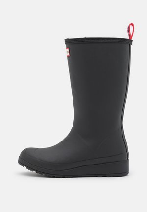 Botte de pluie en caoutchouc noir avec un orteil rond, une surface texturée et une languette rouge. Dispose d'une semelle plate et d'une couture sur le côté.