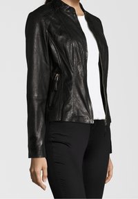 Sort læderjakke med et strømlinet design, tætsiddende pasform, opretstående krave, sidelommer med lynlås og subtile syninger.