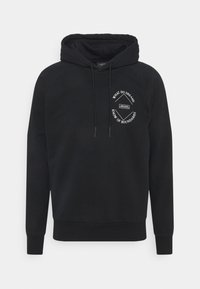 Sort hættetrøje med grafisk motiv foran, der indeholder tekst og geometriske former. Fremstillet af blødt stof, inkluderer snøre og ribbede ærmeafslutninger.