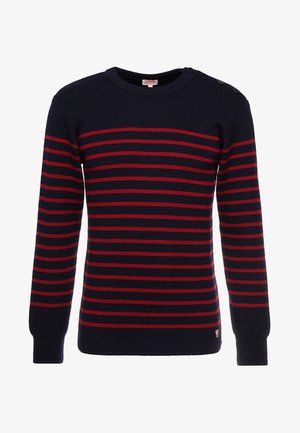 Maglione blu navy a maniche lunghe con strisce orizzontali rosse, collo a giro, dettagli con bottoni sulla spalla sinistra e polsini e orlo a costine.