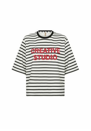Valge T-särk mustade horisontaalsete triipudega ja eespool punase tekstiga "CREATIVE STUDIO", millel on must ümara kaelusega lõige.