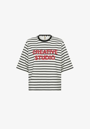 Hvid T-shirt med sorte horisontale striber og rød tekst "CREATIVE STUDIO" på forsiden, med en sort rund halsudskæring.