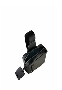 Borsa rettangolare nera con superficie testurizzata, due zip e una tracolla staccabile. Presenta un portatessera su un lato. L'interno è foderato con motivo.