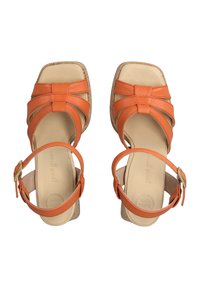 Oranžové kožené sandály s širokými pásky, nastavitelním řemínkem na kotníku a korkovou mezipodešví. Texturovaný materiál a polstrovaná stélka pro pohodlí.