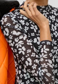 s.Oliver GEMUSTERTES - Jerseyjurk - schwarz