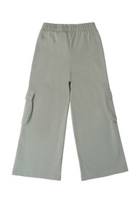 Jasnoszare spodnie cargo wykonane z miękkiego materiału, z elastycznym pasem i dwiema kieszeniami bocznymi z klapkami, w kroju szerokich nóg.