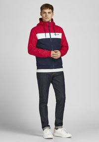 Jack & Jones JJERUSH czerwony