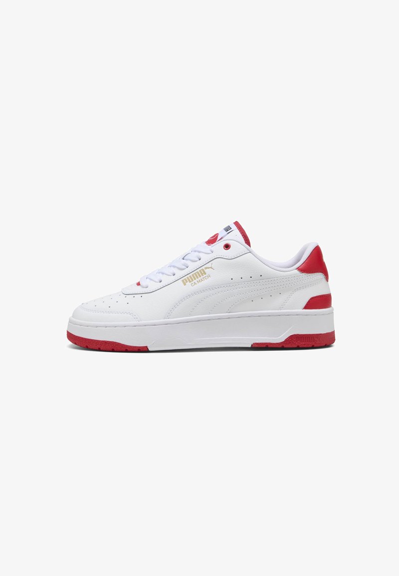 Białe sneakersy z czerwonymi akcentami, wykonane z gładkiej skóry, z perforowanymi detalami, wyściełanym kołnierzem i teksturowaną gumową podeszwą. Złoty detal z logo.