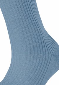 Hellblaues geripptes Socke mit subtilen Glitzerakzenten. Verfügt über ein tailliertes Design und eine glatte Textur, die senkrechte Linien betont.