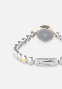 Sølv- og guldfarvet rustfrit stål ur med et afrundet, leddelt armbånd og en cirkulær urskive, der har et spænde-lukningsdesign.