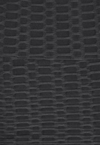 Černá texturovaná látka se zvýšenými obdélníkovými vzory, vytvářející trojrozměrný efekt. Hladký povrch s jemným vzhledem.