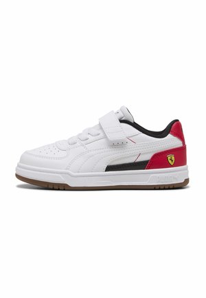 Baskets basses blanches avec détail rouge au talon, bande noire, bride Velcro et semelle en gomme, avec un logo Ferrari jaune sur le côté.