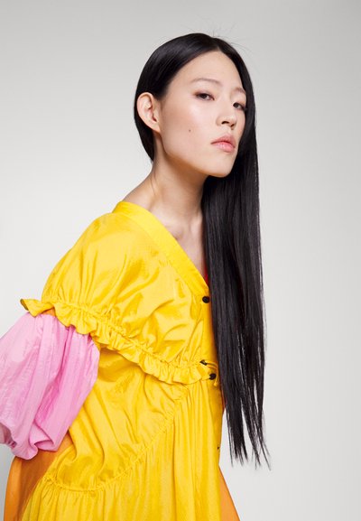 Brogger EXCLUSIVE AGATHA DRESS - Blusenkleid - sun yellow/pink/orange