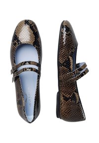 Ballerine in finta pelle di serpente marrone e nera con due cinturini regolabili, punta quadrata e rivestimento interno blu chiaro.