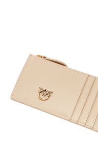 Portafoglio in pelle beige con emblema d'ape dorato, dotato di scomparti per carte e di una tasca con zip. Texture liscia, design minimalista.