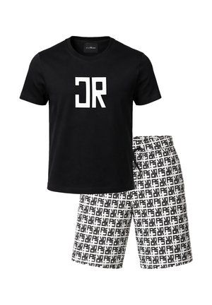 T-shirt nera a maniche corte con logo stilizzato "JR" bianco, abbinata a pantaloncini bianchi con un motivo a tutto campo di logo "JR" nero.