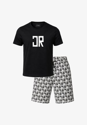 T-shirt nera a maniche corte con logo stilizzato "JR" bianco, abbinata a pantaloncini bianchi con un motivo a tutto campo di logo "JR" nero.