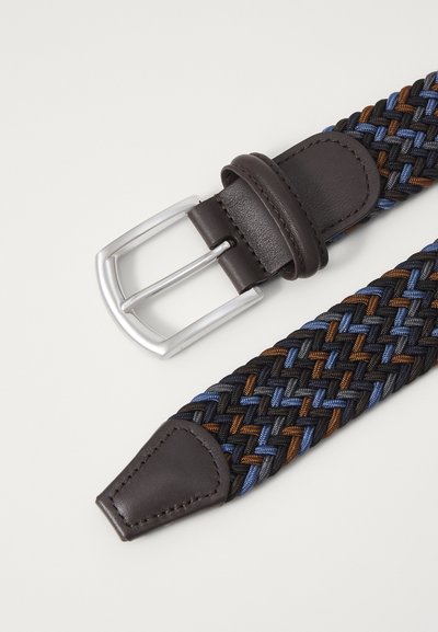Geflochtener Gürtel mit dunkelbraunen Lederakzenten, verflochtenen blauen, schwarzen und orangefarbenen Fasern sowie einer silbernen Metallschnalle zum Verschließen.