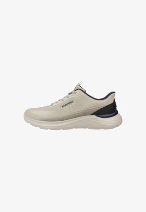 Scarpa da ginnastica Skechers grigio chiaro con suola ammortizzata, rifinitura blu scuro intorno alla caviglia, supporto per il tallone nero e chiusura con lacci su sfondo bianco.