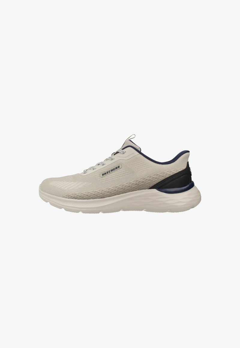 Baskets Skechers gris clair avec semelle amortie, bordure bleu marine autour de la cheville, soutien de talon noir et fermeture à lacets sur fond blanc.