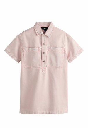 Lyserød kortærmet skjorte med krave, knaplukning foran og to brystlommer på ens hvid baggrund.