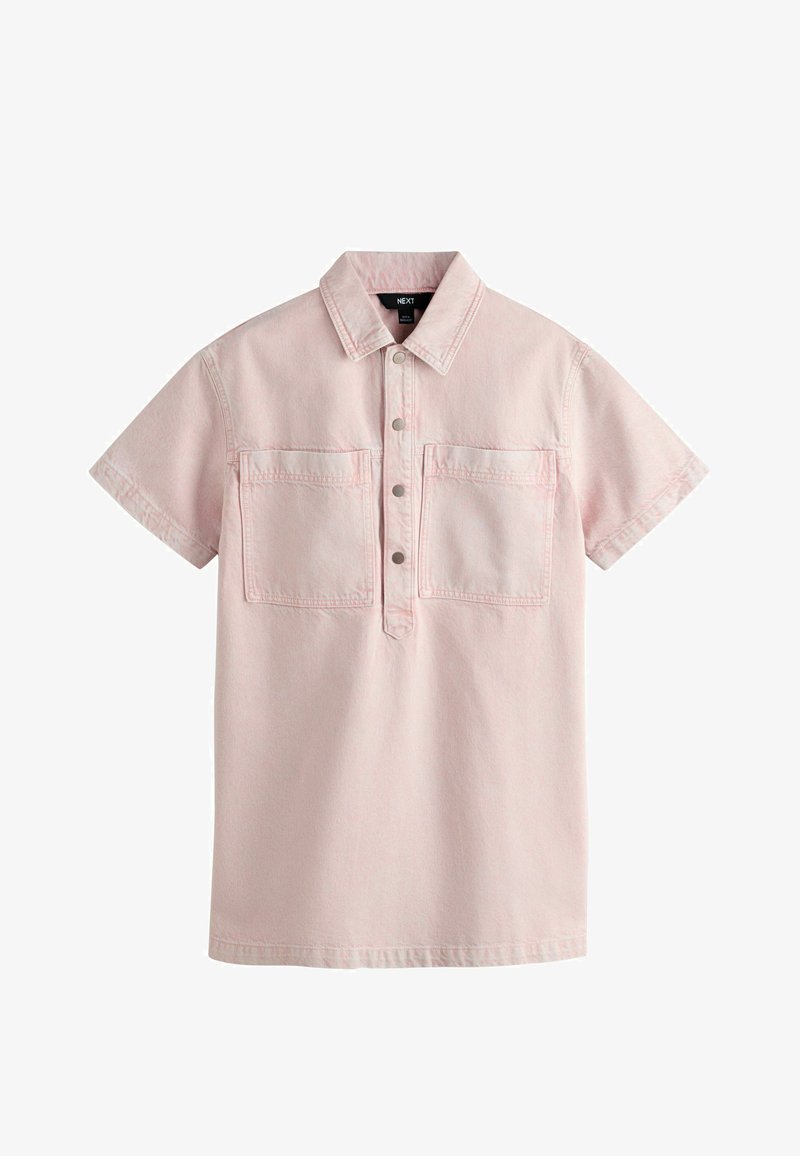 Chemise rose clair à manches courtes avec col, patte de boutonnage pression à l’avant et deux poches plaquées poitrine sur fond blanc uni.