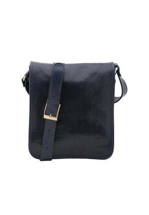 Marineblaue Leder-Crossbody-Tasche mit glatter Textur, rechteckiger Form und einem goldfarbenen Schnallenverschluss an einem abnehmbaren Trageriemen.