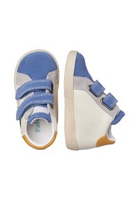 Sneakers in velluto blu e grigio con accenti in pelle bianca e suola in gomma testurizzata, caratterizzati da una punta rotonda e un dettaglio del tallone a contrasto.