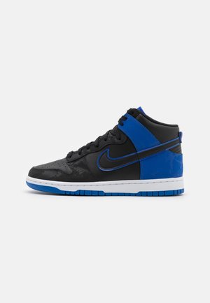 Sneaker z wysoką cholewką z czarnej i niebieskiej skóry z czarnymi sznurowadłami, niebieskimi akcentami podeszwy i logo Nike po boku.