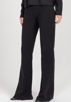 - Spodnie materiałowe