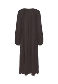 Duga, tamnosmeđa haljina s teksturiranim materijalom i dugim, napuhanim rukavima, prikazana s leđa na bijeloj pozadini.
